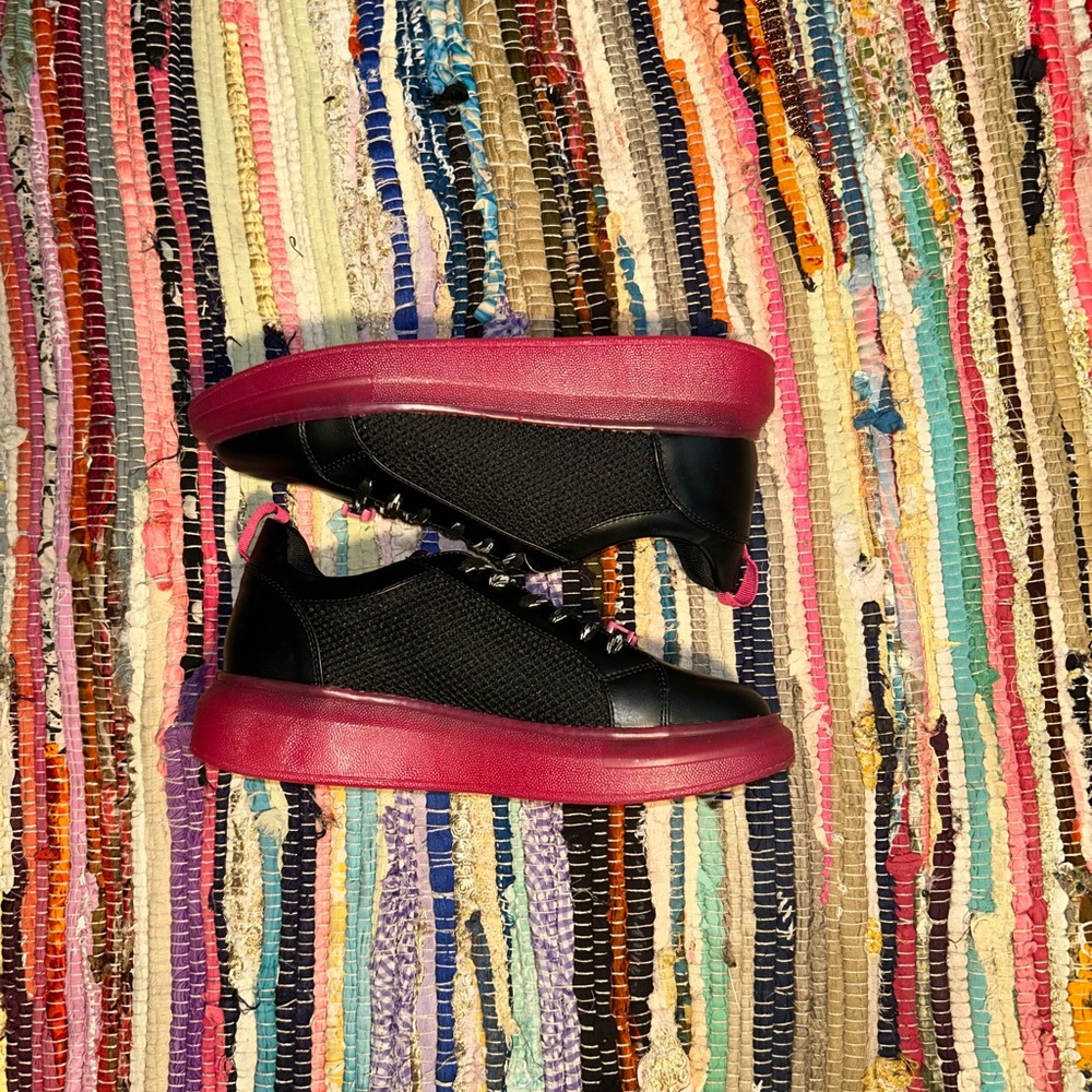 Juicy Couture 🩷🖤Black and Pink Sneakers - Picture 2 of 4
